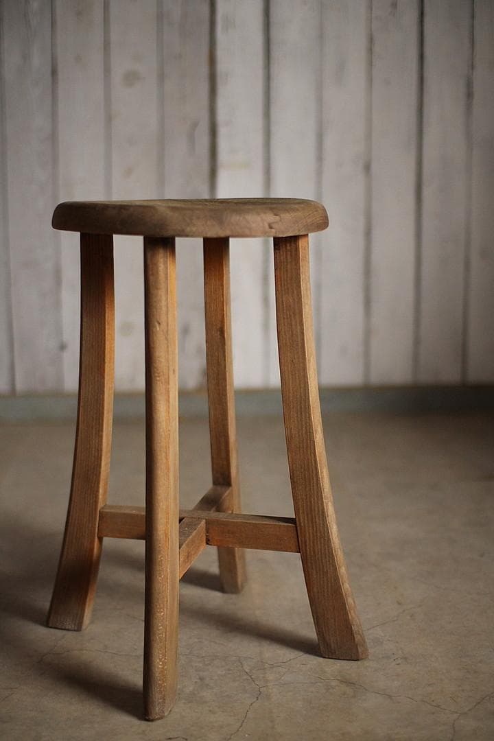 古く味のある木製の丸椅子　スツール　チェア　古道具　古家具