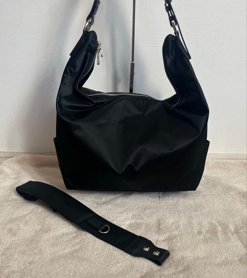 美品 ラウンドビッグショルダーバッグ　ボディバッグ　ブラック　2way 撥水