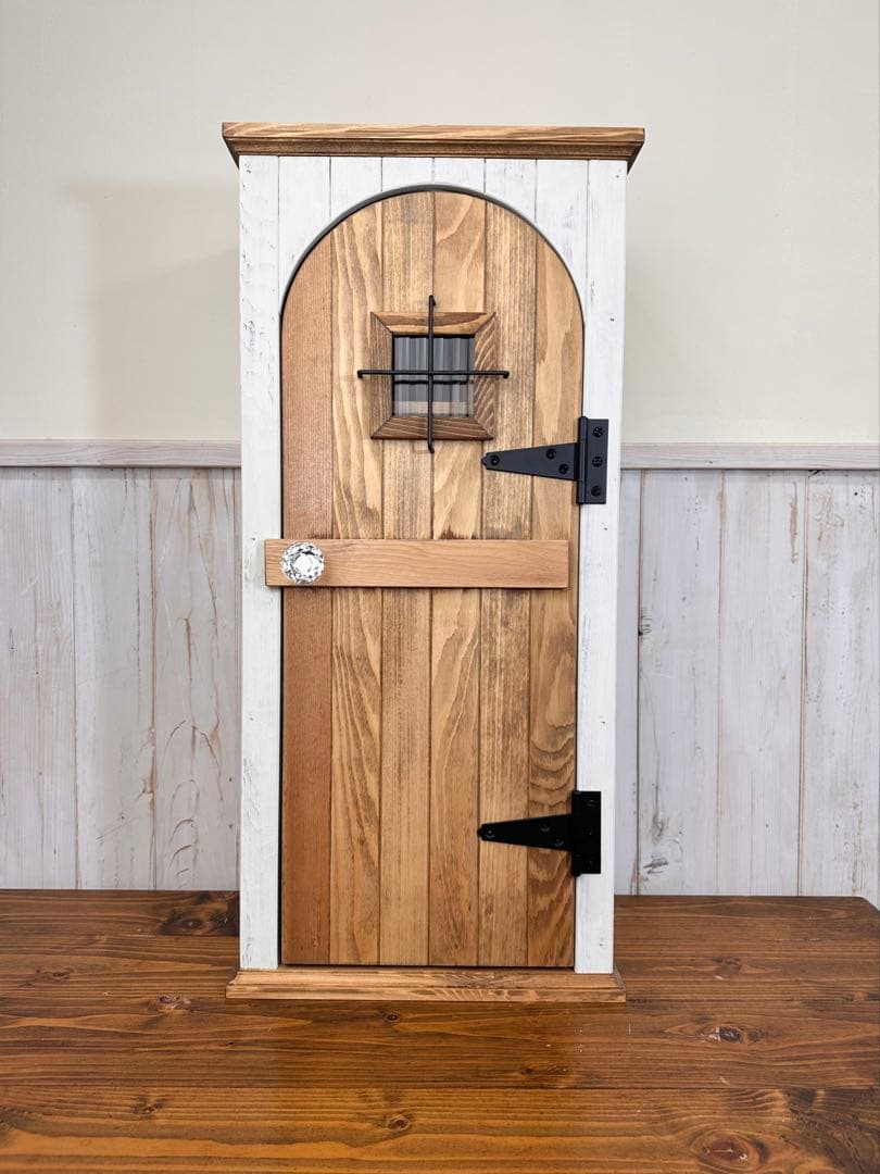 【1点のみ微難ありのためお値引き】アンティークの扉のようなキャビネット