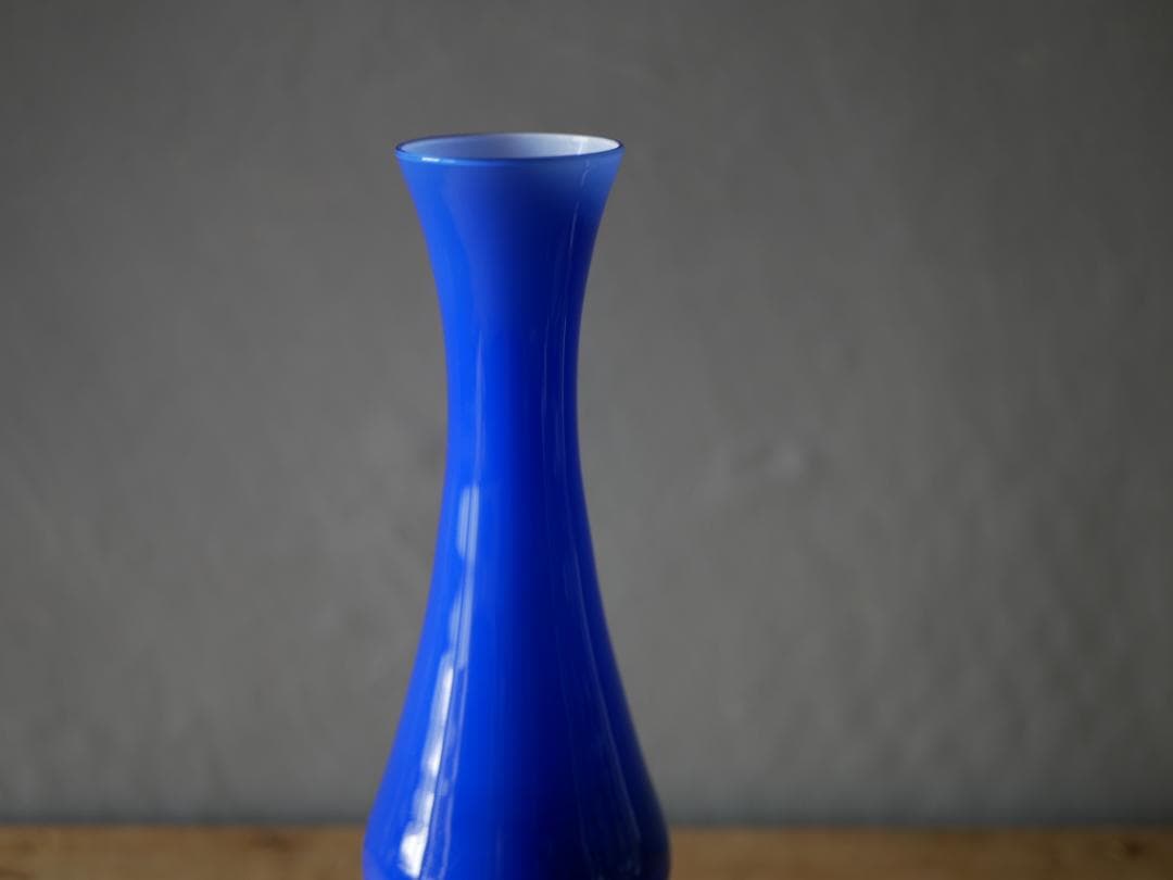 ロイヤルブルーのフラワーベース　フランスヴィンテージ　ブロカントのある暮らし