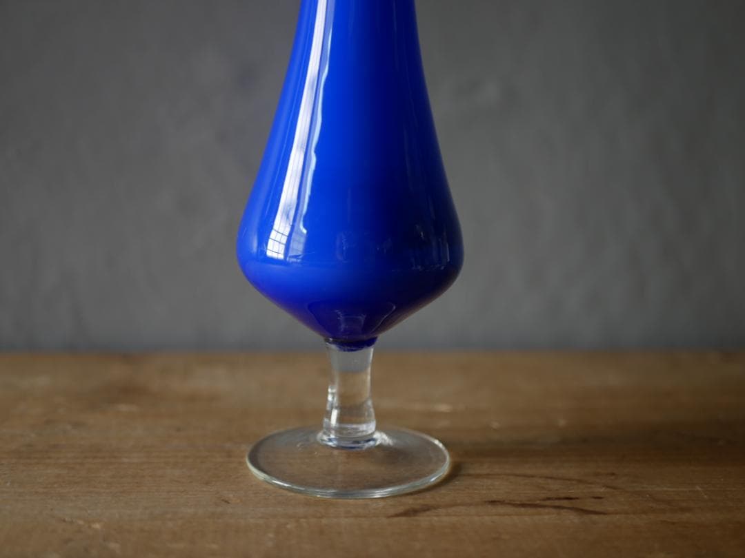 ロイヤルブルーのフラワーベース　フランスヴィンテージ　ブロカントのある暮らし