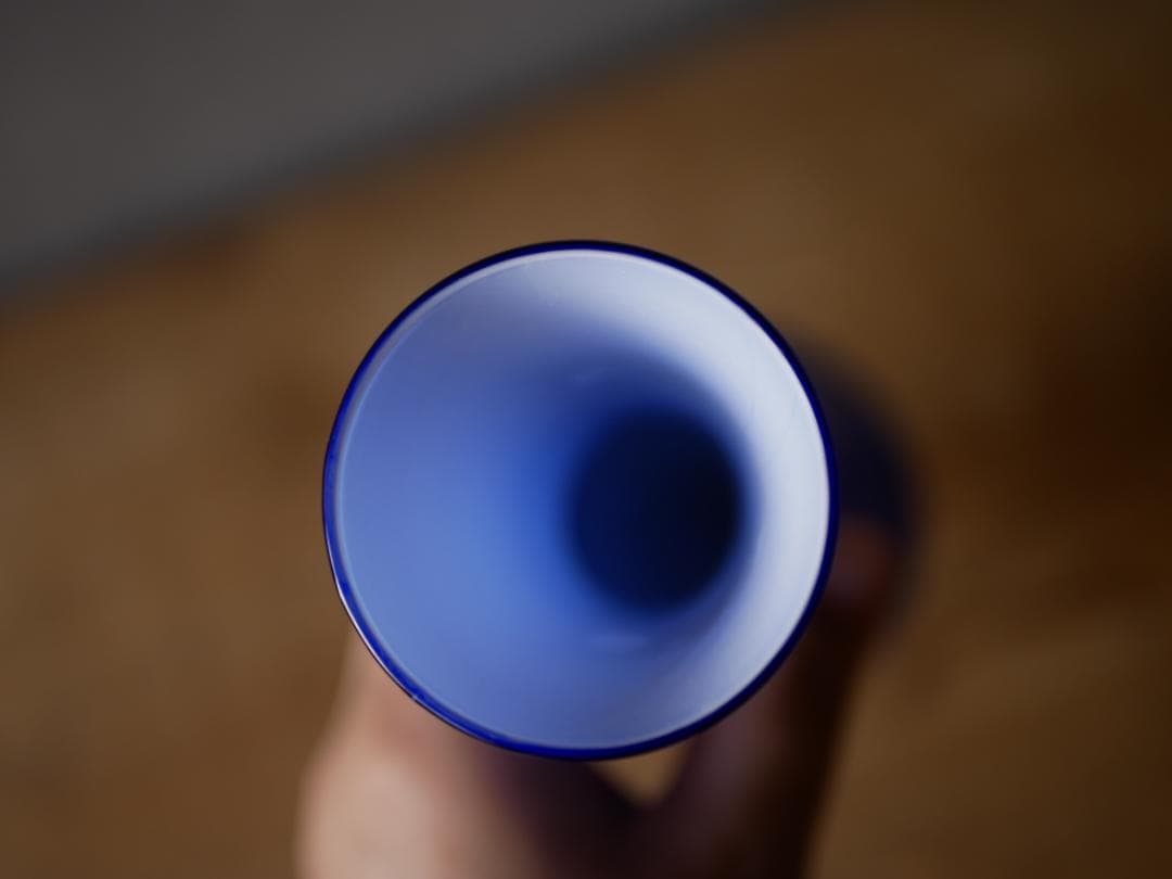 ロイヤルブルーのフラワーベース　フランスヴィンテージ　ブロカントのある暮らし