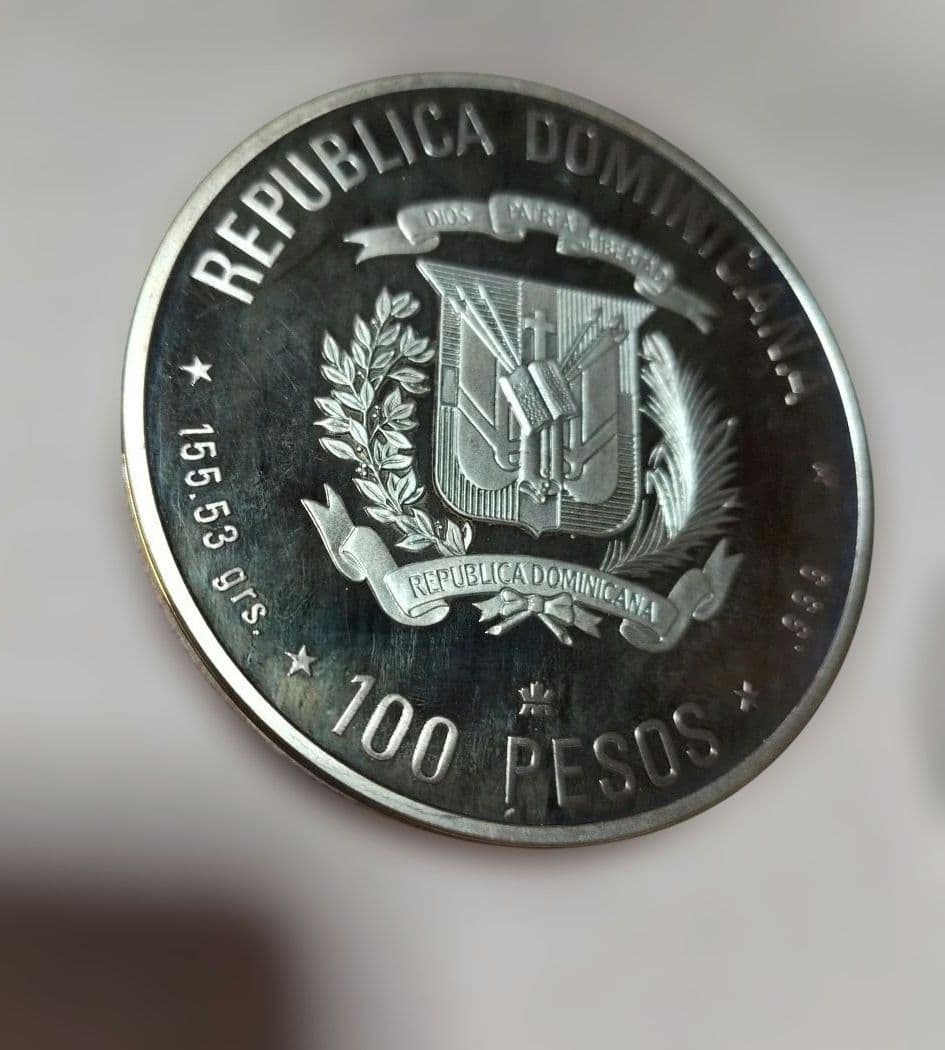 ドミニカ共和国 100ペソ 記念メダル　重さ 約155㌘　１個