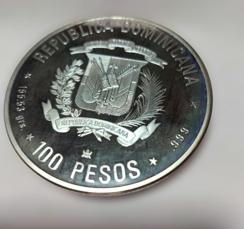ドミニカ共和国 100ペソ 記念メダル　重さ 約155㌘　１個