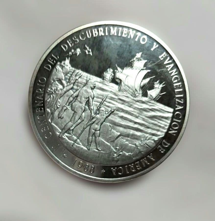 ドミニカ共和国 100ペソ 記念メダル　重さ 約155㌘　１個