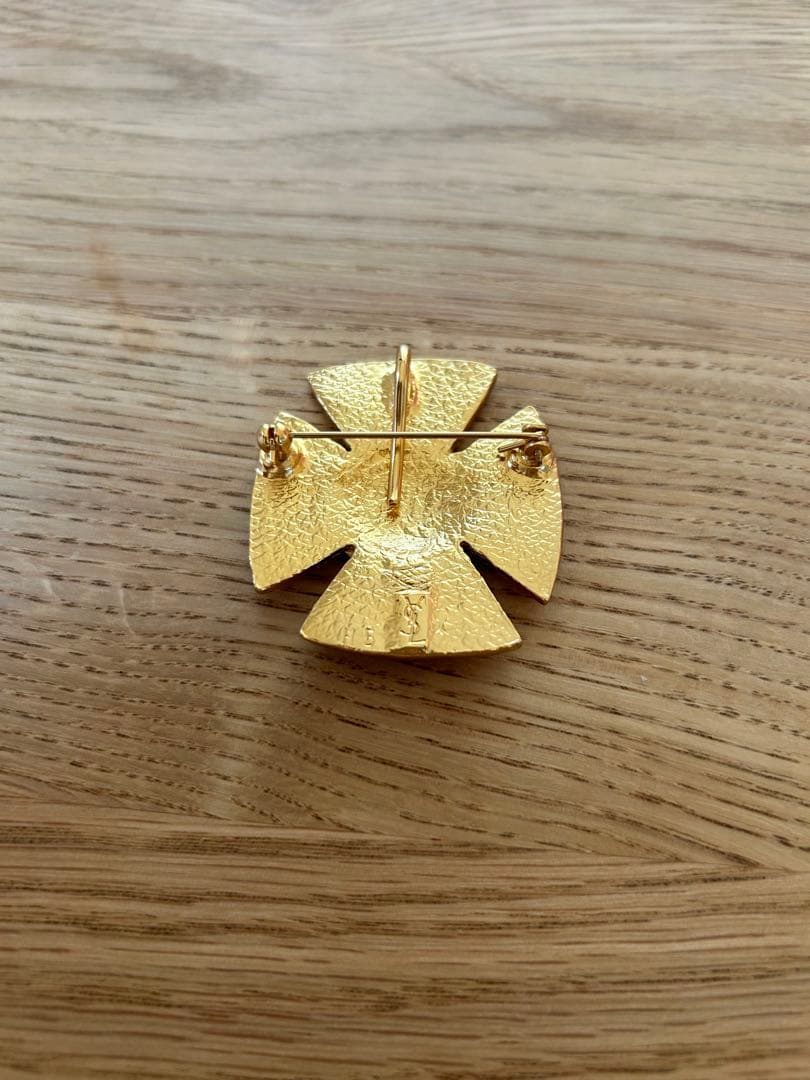 イヴサンローラン　赤と金のクロスデザインブローチ