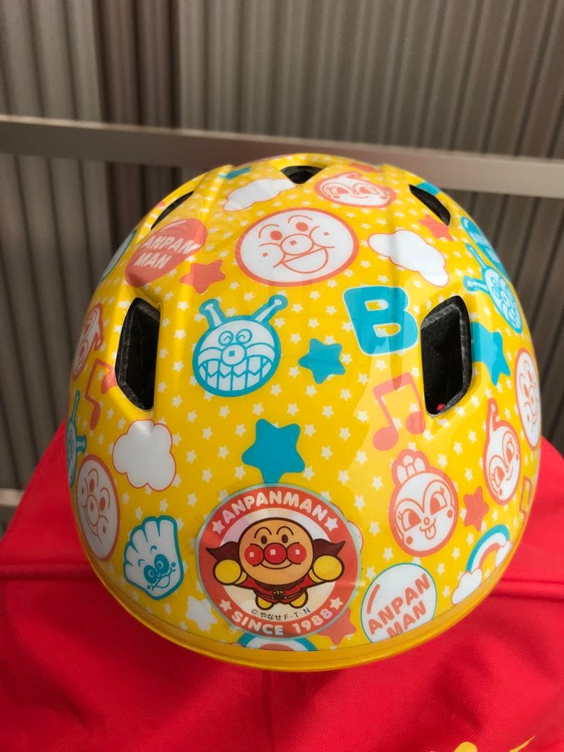 アンパンマン 三輪車 ヘルメット付　音楽ボタン付き 赤