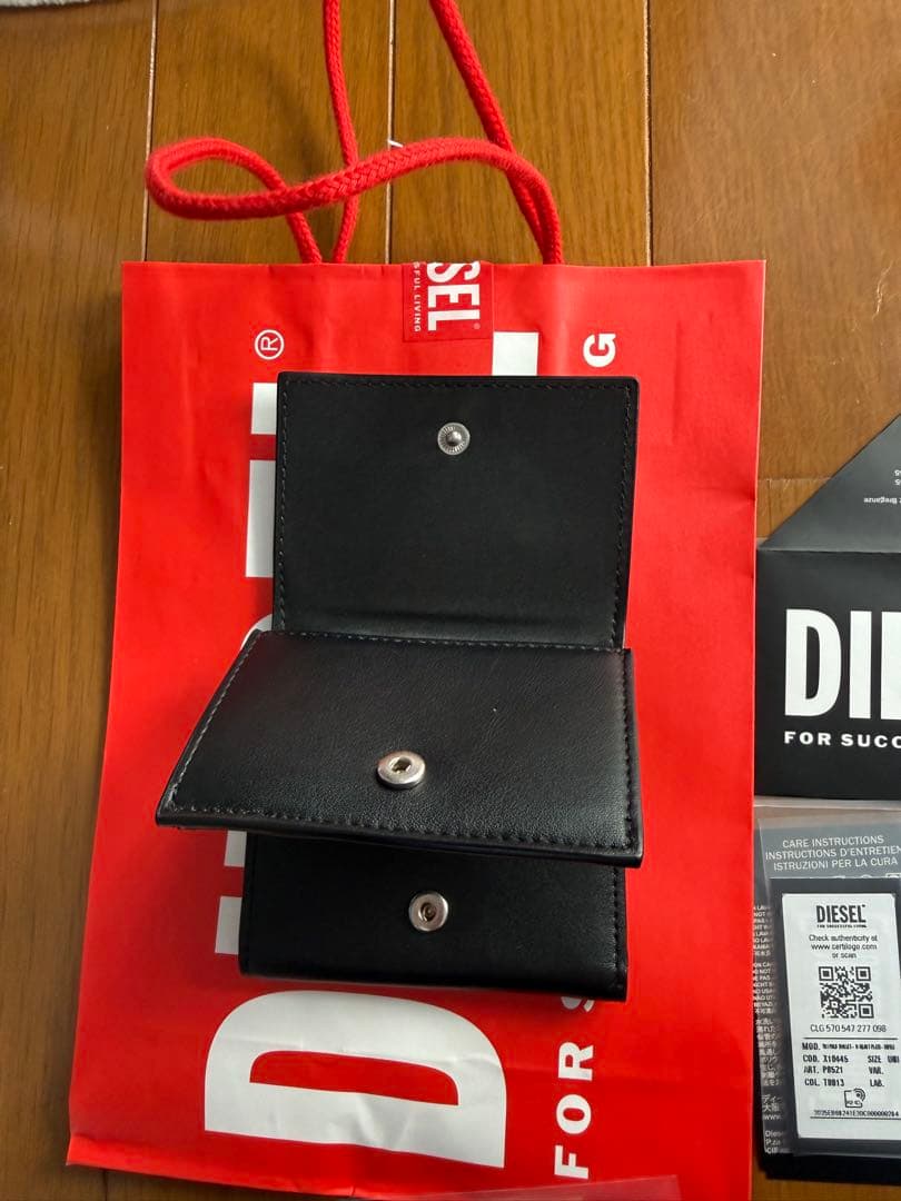 ディーゼル財布　ロゴハート型