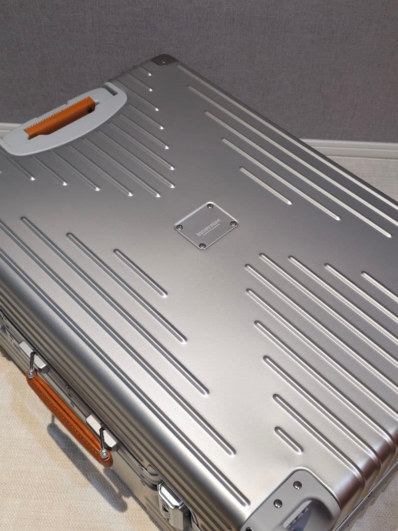 【オンライン完売中】【新品未使用】INNOVATOR RESA キャリーシルバー