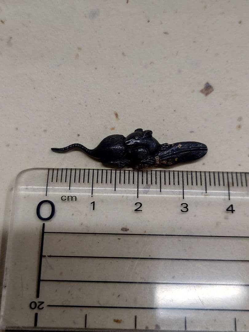 目貫、赤銅地に鼠に芭蕉