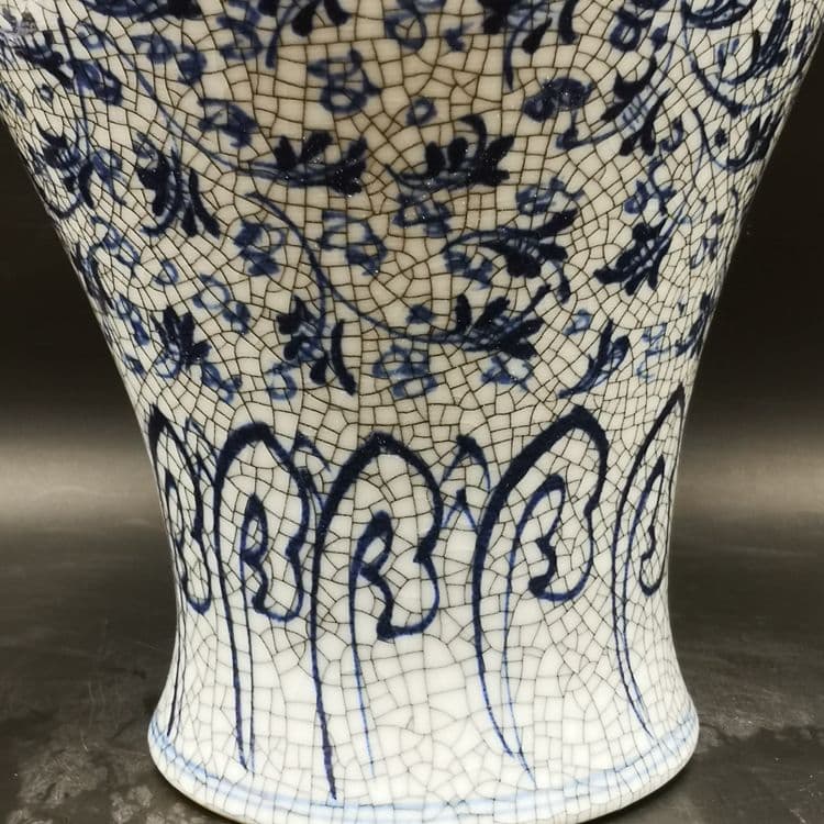宋官窯青花手描き纏枝蓮梅瓶 陶磁器 装飾品 現代工芸品 美術品 置物