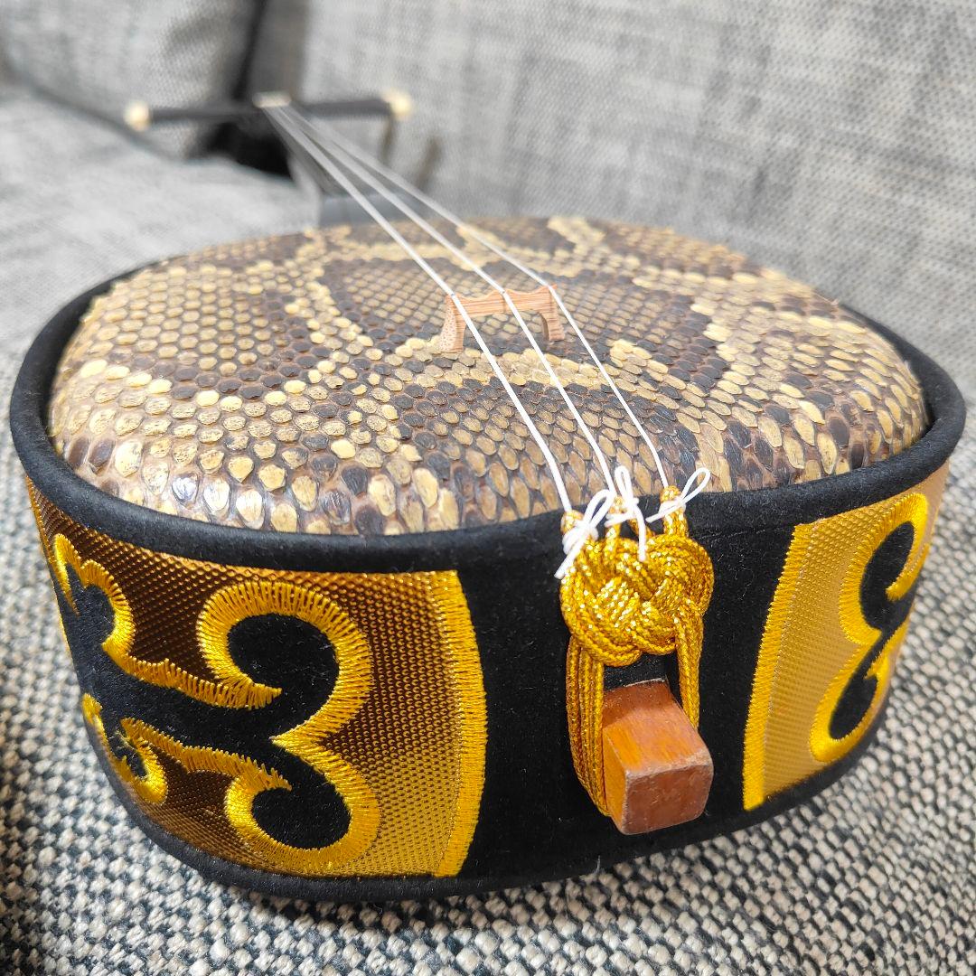 沖縄三線 本蛇革 沖縄音楽館 爪・ケース付き 黒金