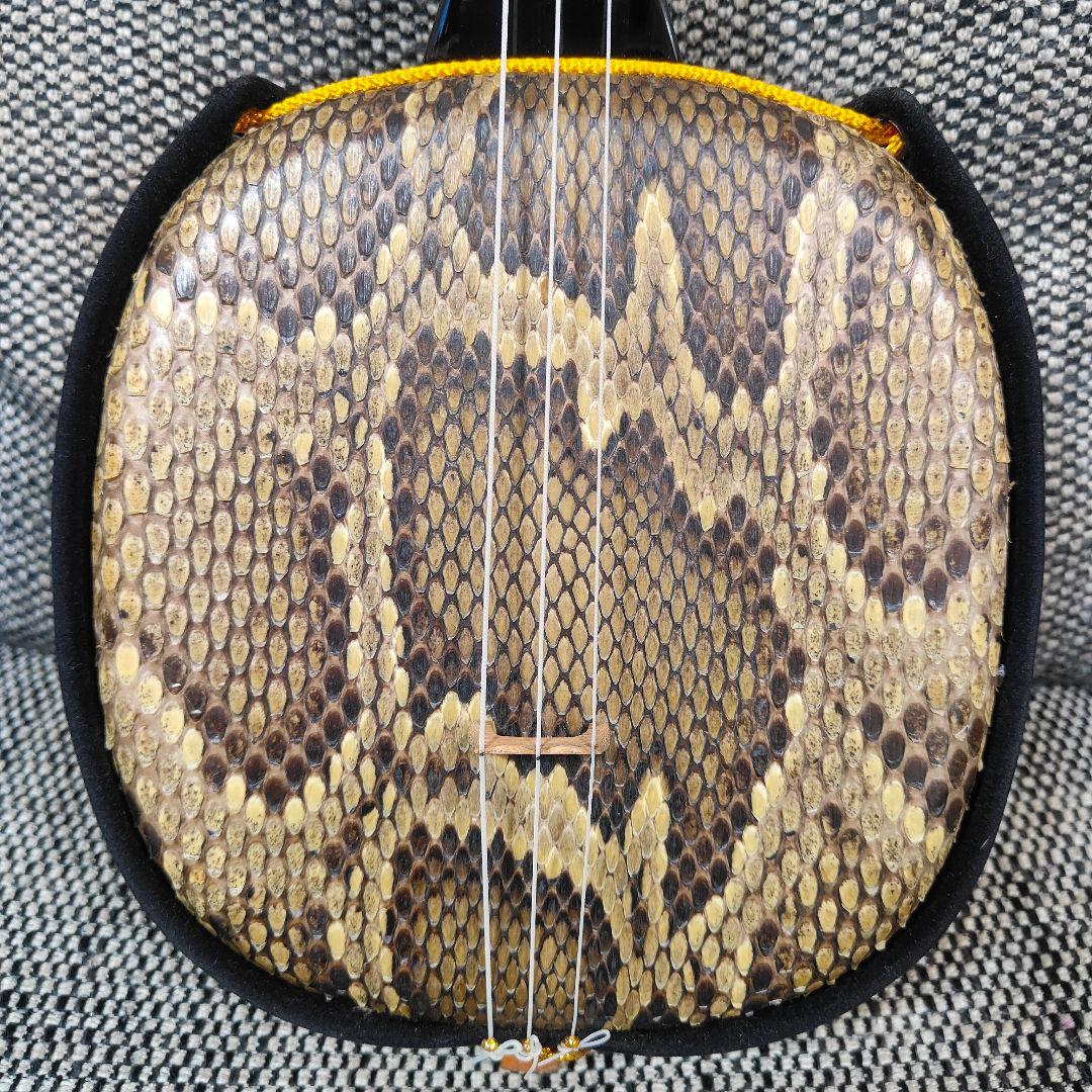 沖縄三線 本蛇革 沖縄音楽館 爪・ケース付き 黒金