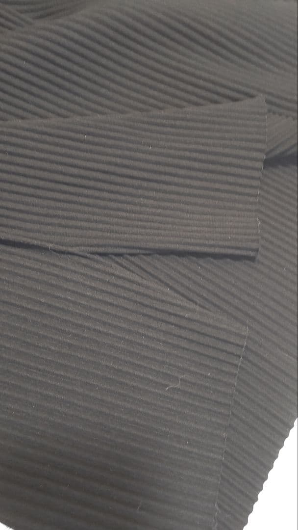 me ISSEY MIYAKE＊黒のプリーツひざ丈スカート