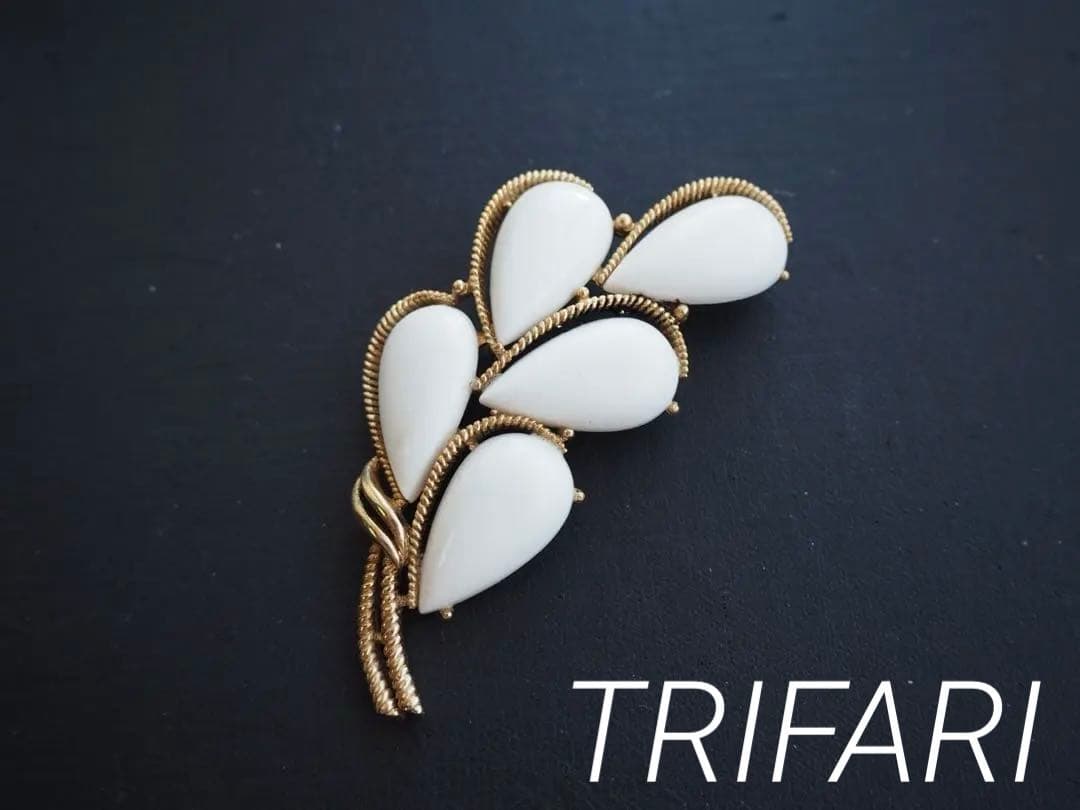 希少 TRIFARI ミルクガラス ブローチ ゴールドカラー ホワイト 艶