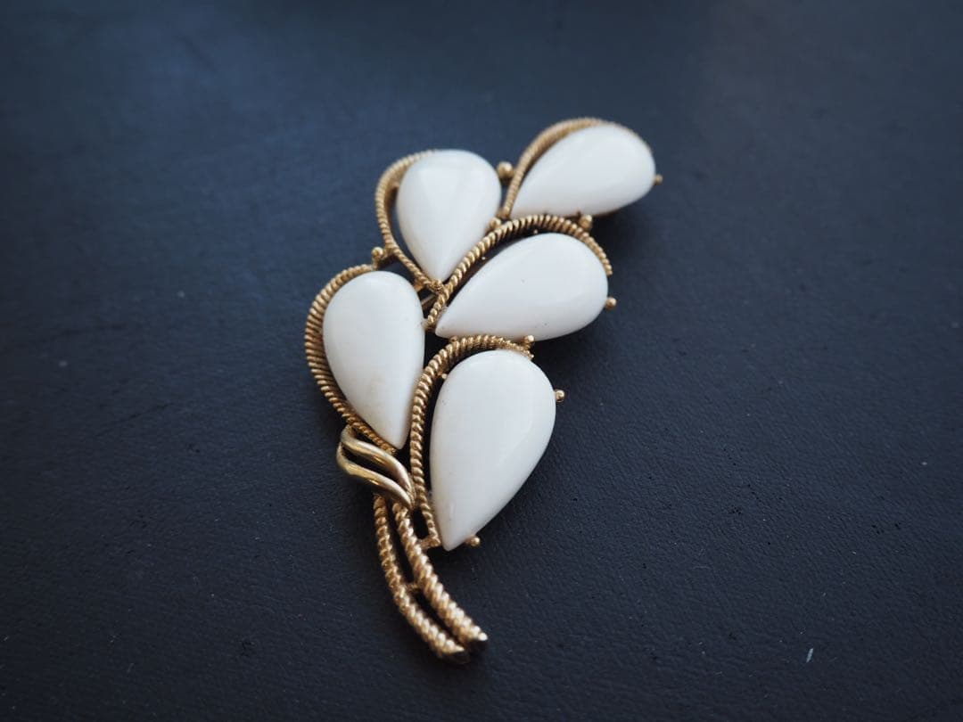 希少 TRIFARI ミルクガラス ブローチ ゴールドカラー ホワイト 艶