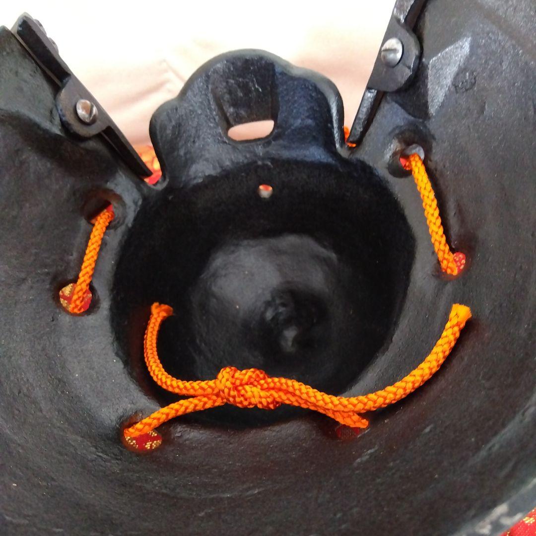 源氏兜 鉄兜タイプ 金色鍬形 約22cm 座布団・木札付き 五月人形