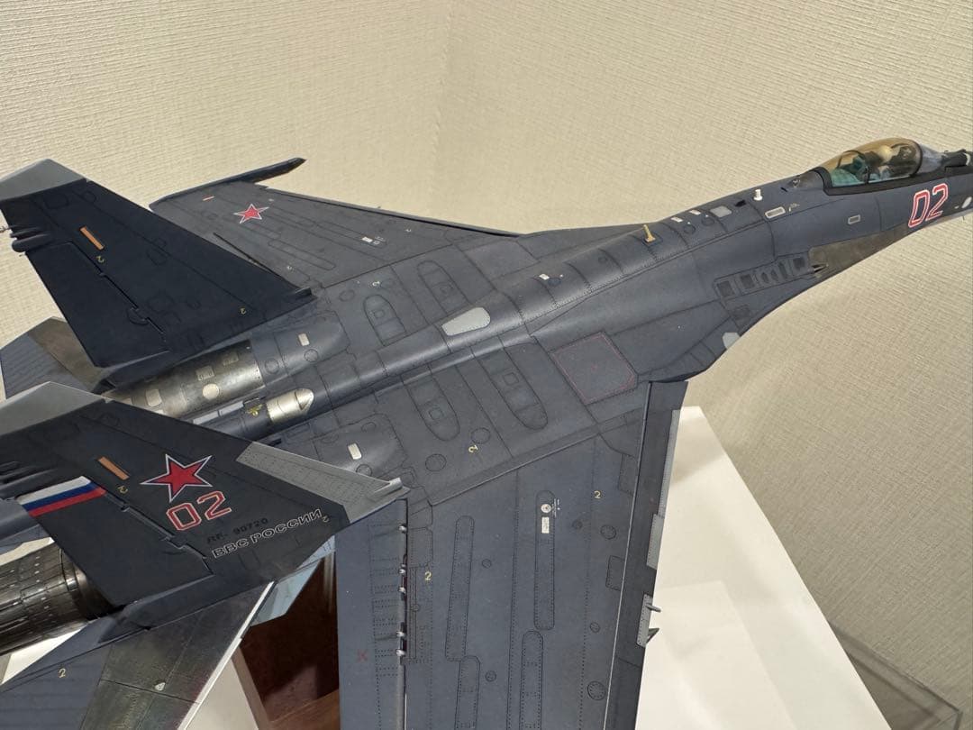 SU-35S フランカーE 1/48 完成品 木製スタンド付き