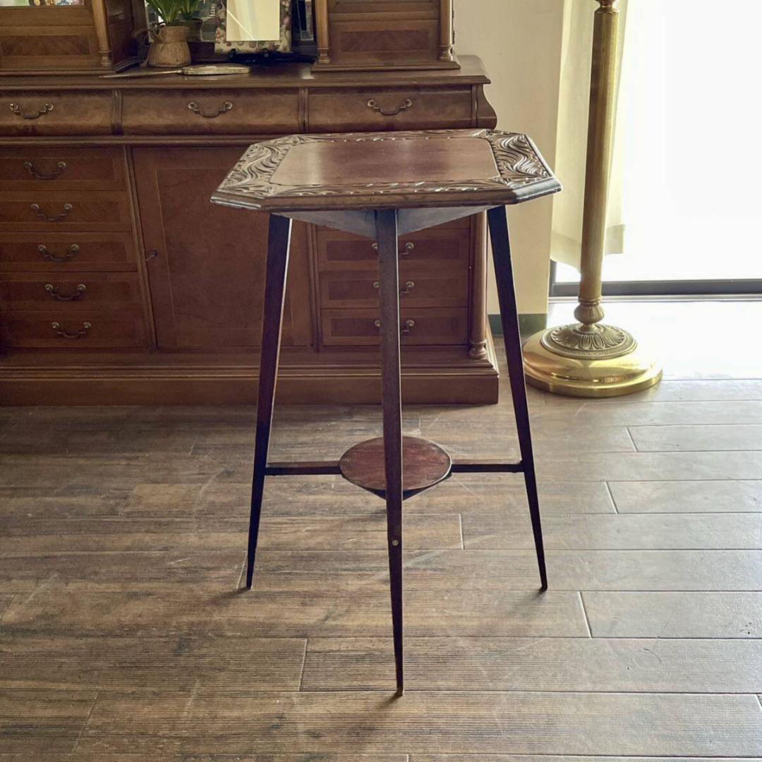 洗練されたフォルムと天板の彫の美しさが際立オケージョナルテーブル