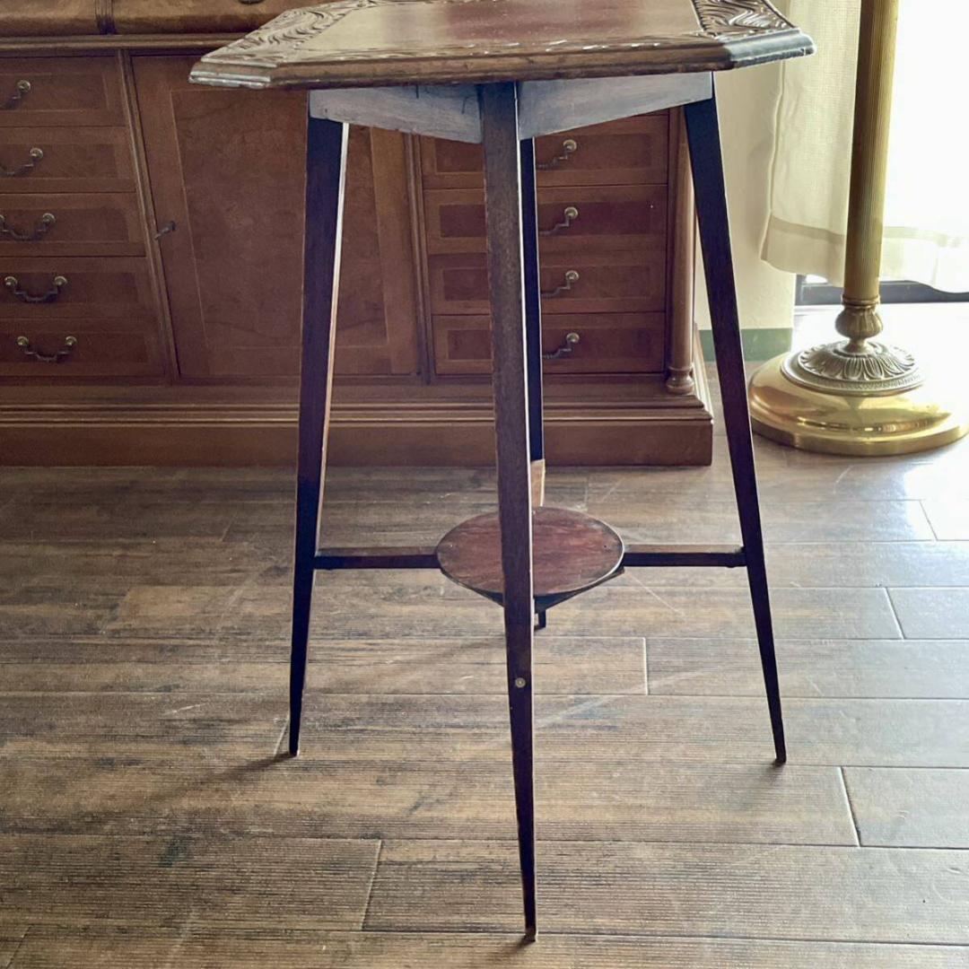 洗練されたフォルムと天板の彫の美しさが際立オケージョナルテーブル