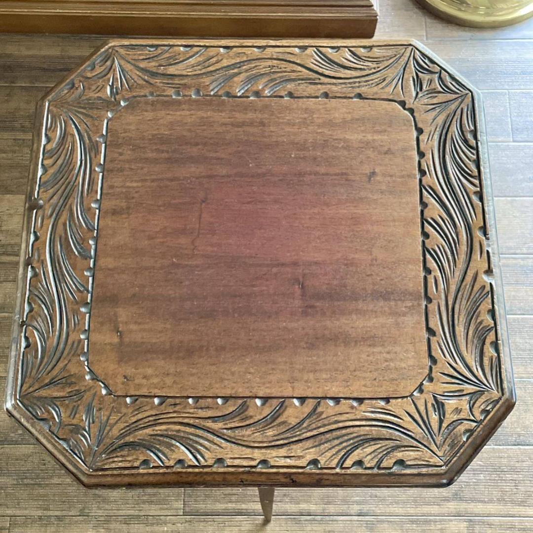 洗練されたフォルムと天板の彫の美しさが際立オケージョナルテーブル