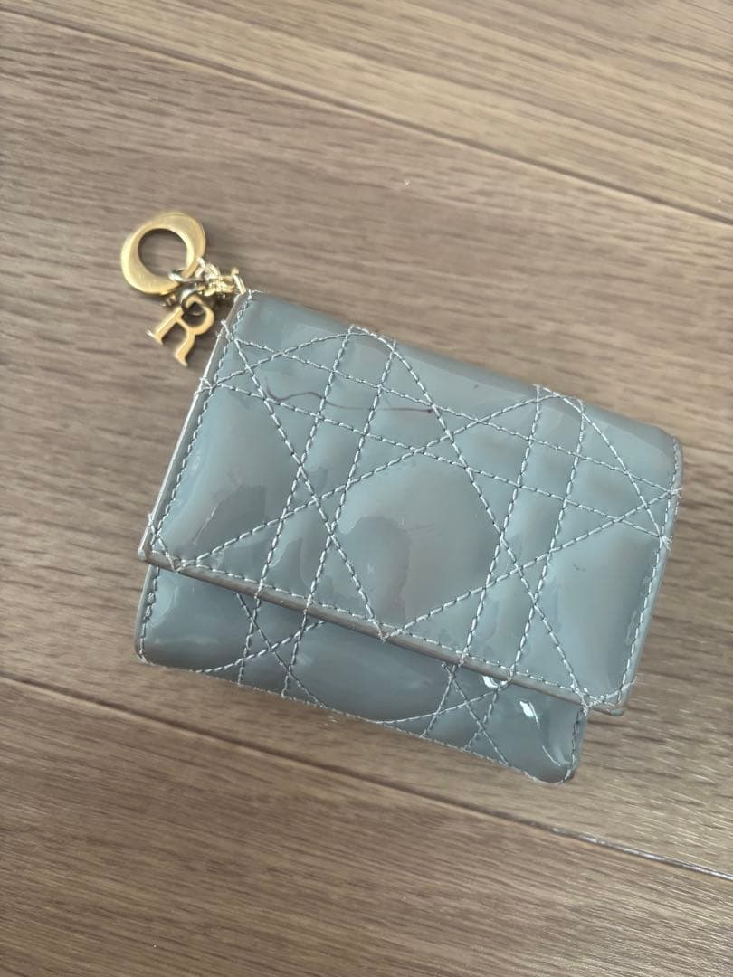 グレー エナメル キルティング三つ折り財布