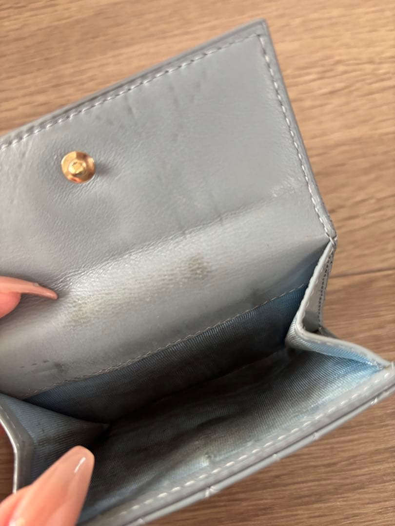 グレー エナメル キルティング三つ折り財布