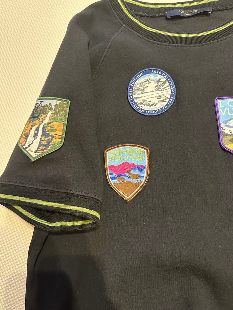 Louis Vuitton パッチ付き黒Tシャツ