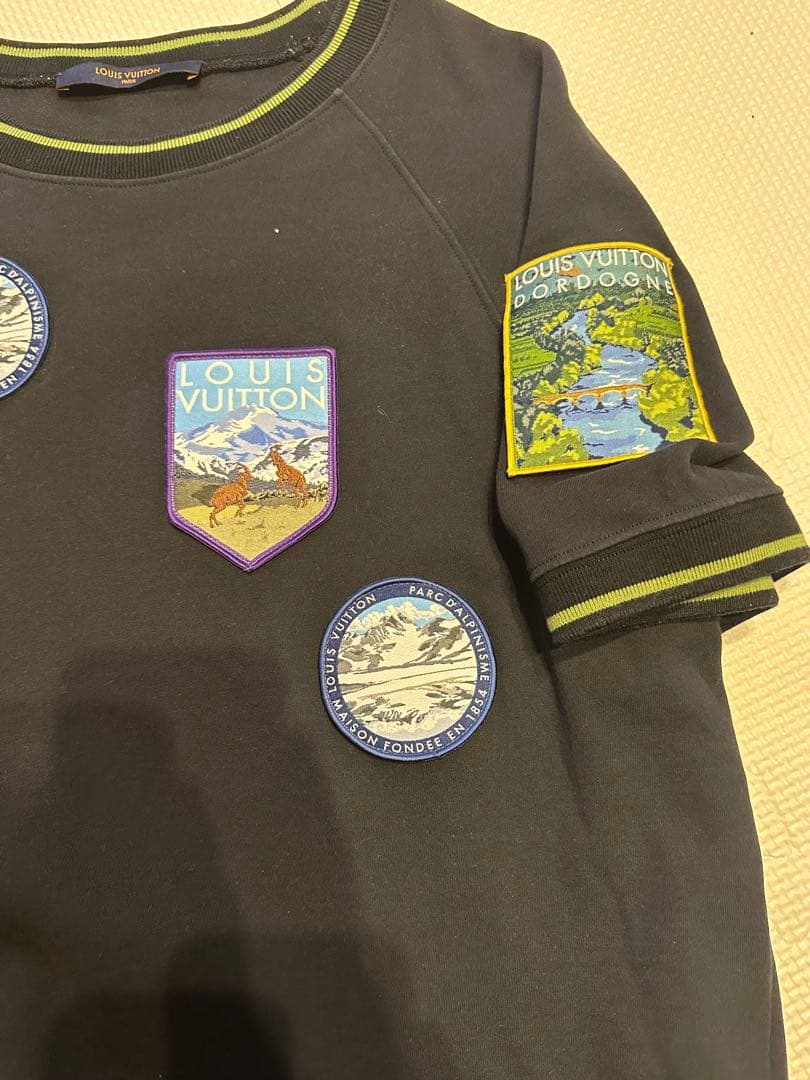 Louis Vuitton パッチ付き黒Tシャツ