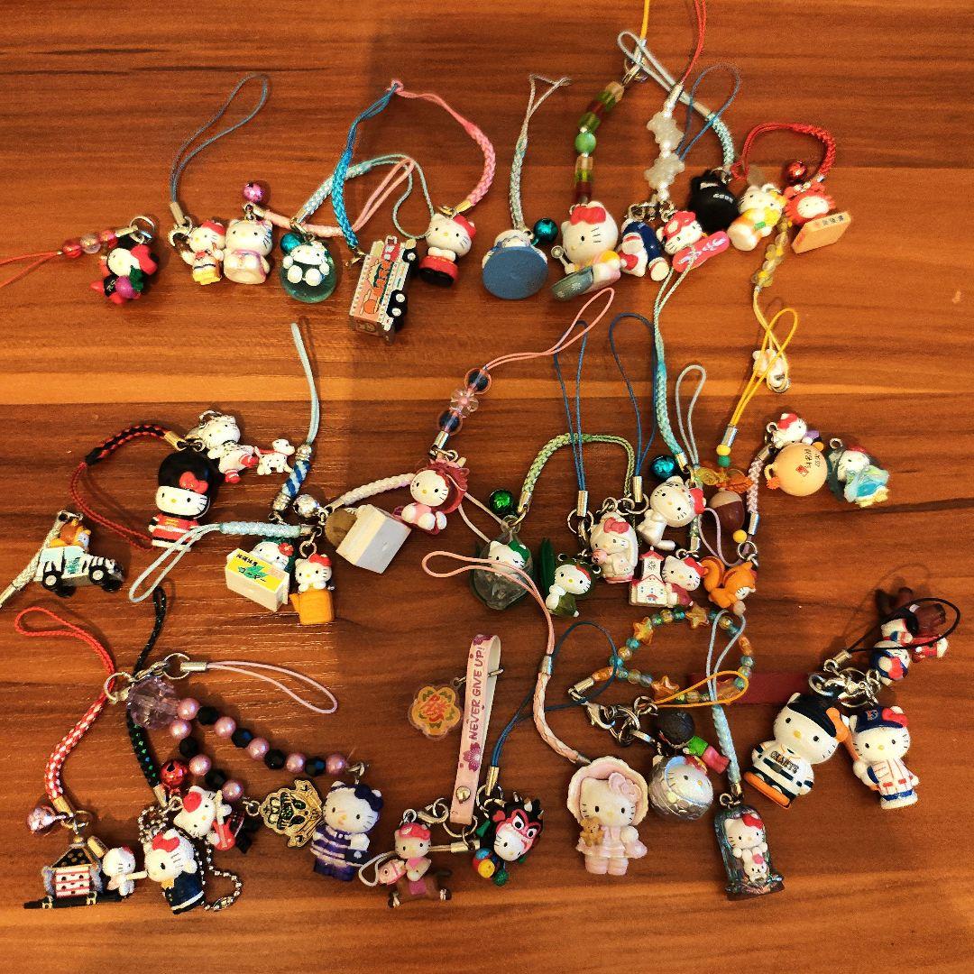 公*o様 ハローキティご当地ストラップセット　約140個まとめ売り
