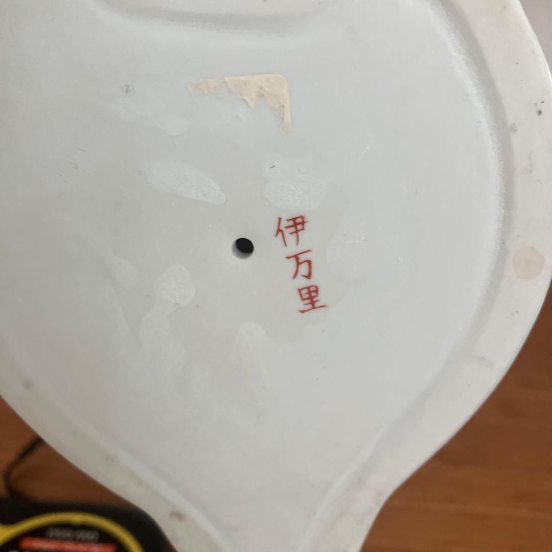 美品　ヴィンテージ伊万里　手描きの大きな瞳やまつ毛、体の蝶々が美しい招き猫