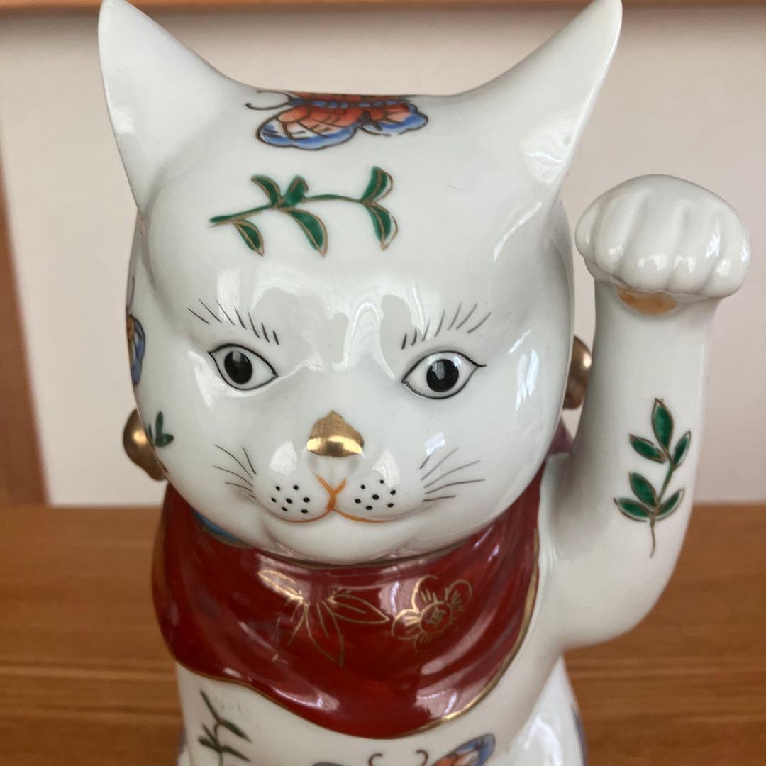 美品　ヴィンテージ伊万里　手描きの大きな瞳やまつ毛、体の蝶々が美しい招き猫