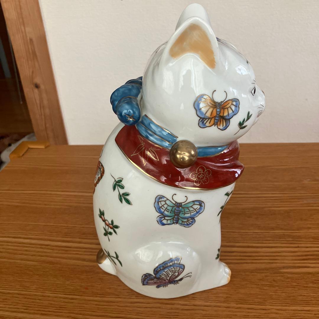 美品　ヴィンテージ伊万里　手描きの大きな瞳やまつ毛、体の蝶々が美しい招き猫