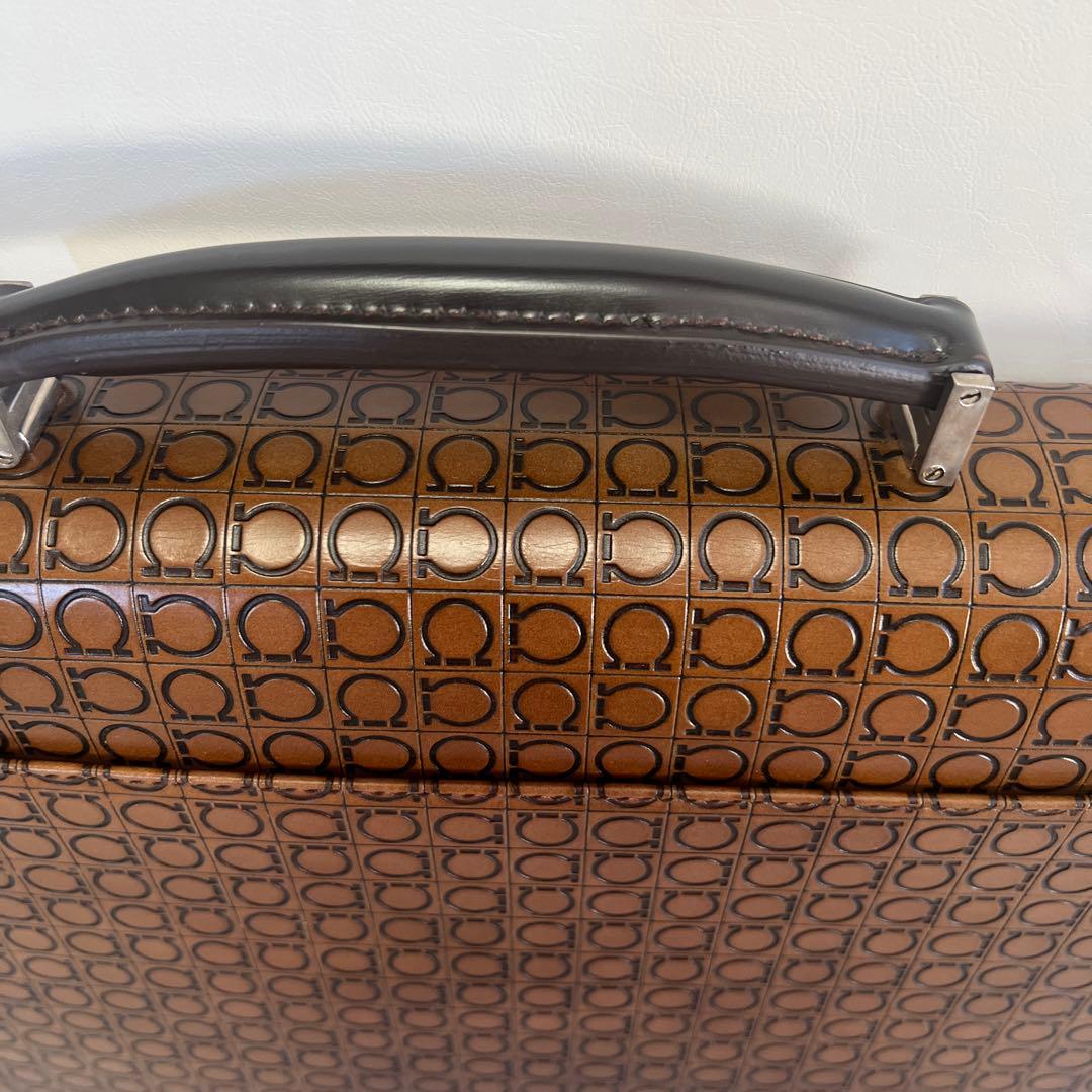 美品！サルヴァトーレ フェラガモ レザー ブリーフケース モノグラム ダイヤル式