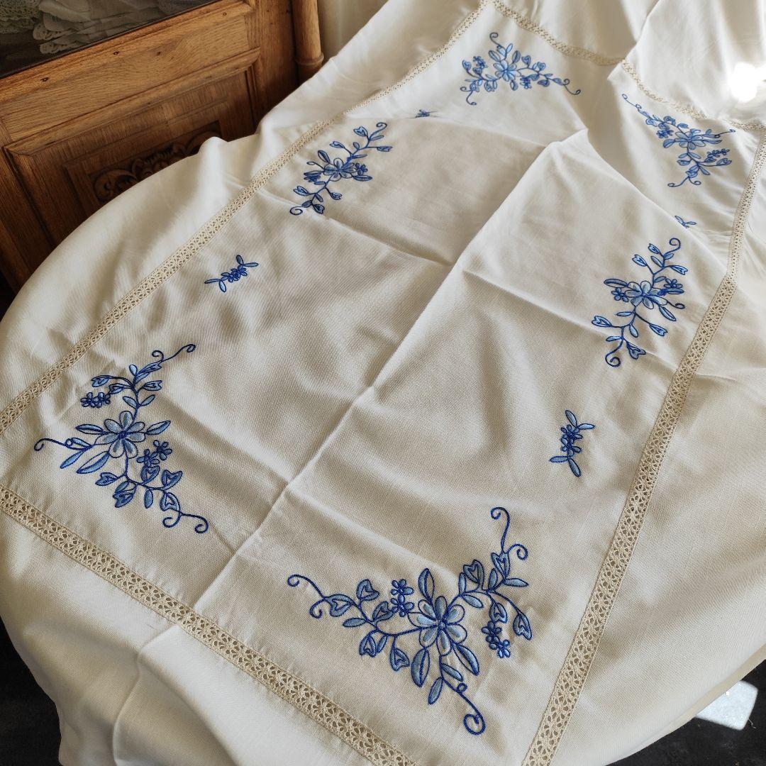 青糸の花柄刺繍　大判オーバル　混紡リネン　テーブルクロス
