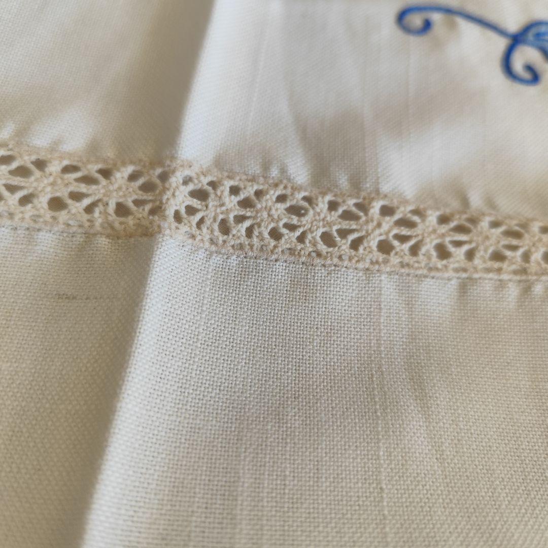 青糸の花柄刺繍　大判オーバル　混紡リネン　テーブルクロス