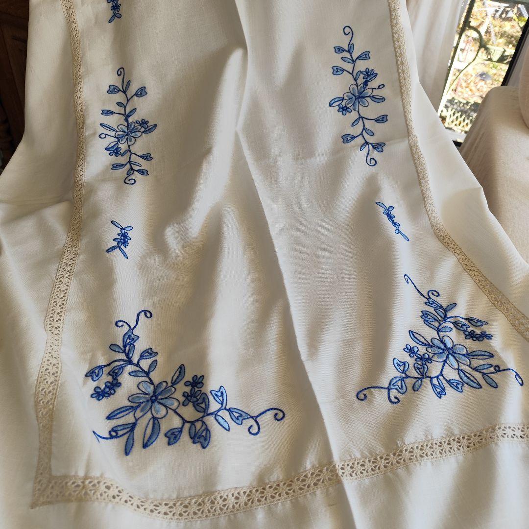 青糸の花柄刺繍　大判オーバル　混紡リネン　テーブルクロス