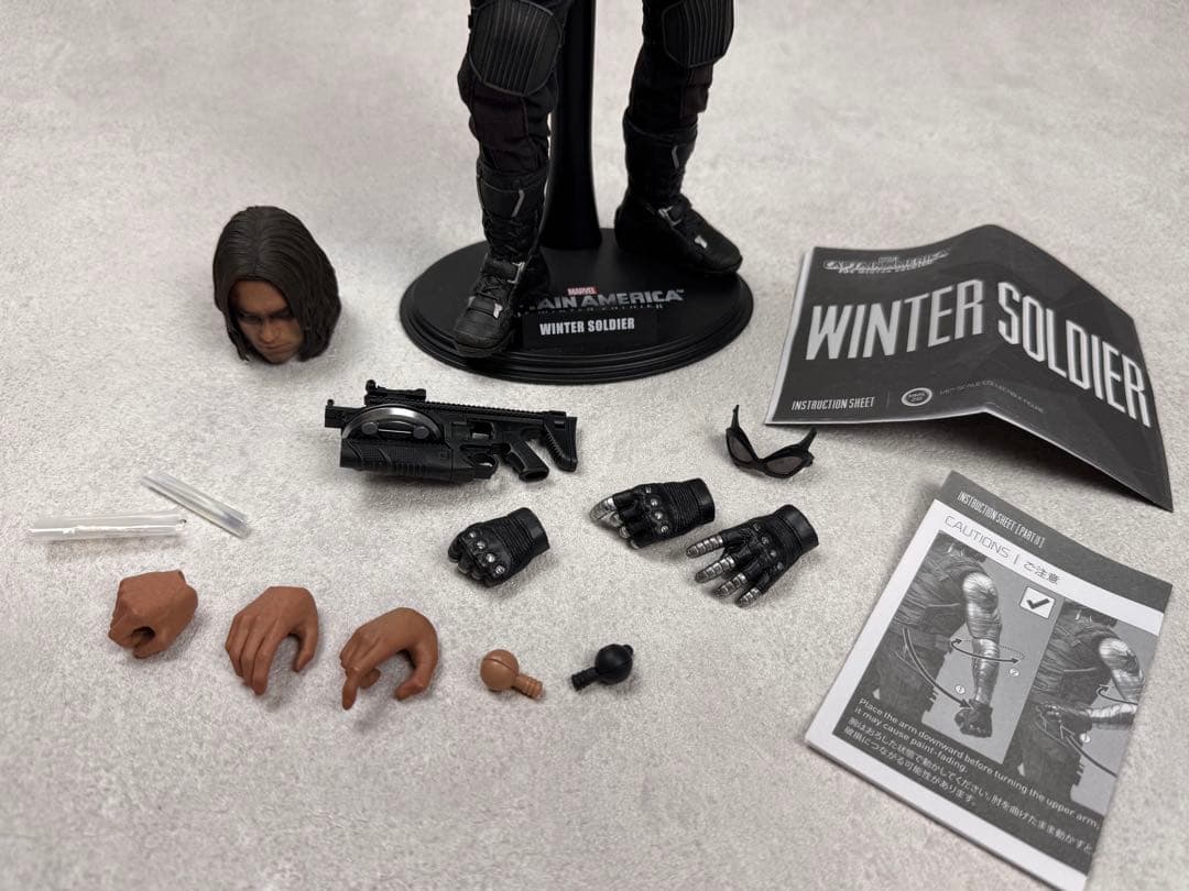ス*】様 ウィンターソルジャー バッキー 1/6 フィギュア ホットトイズ
