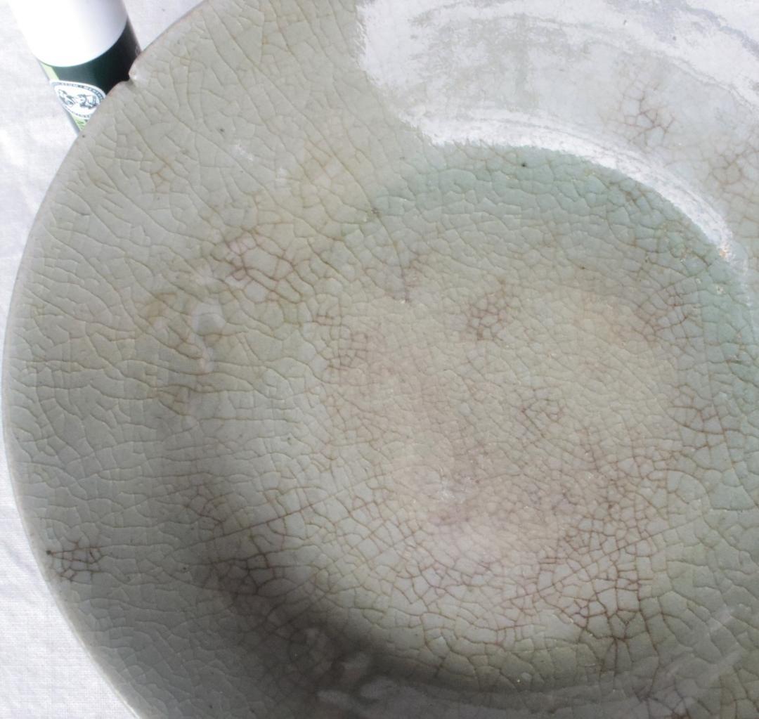 高麗青磁　皿　下手　★かまきず、ホツ、貫にシミ、見込みの使用痕あり