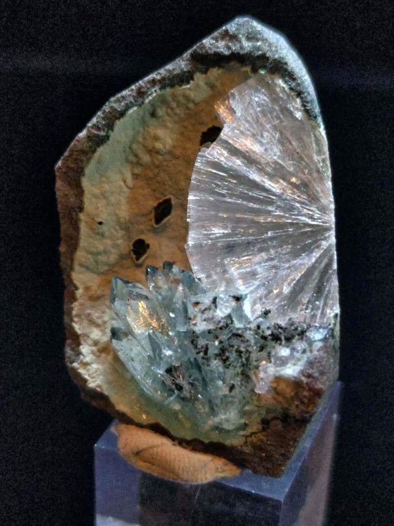 アポフィライト 魚眼石 鉱石 鉱物 ミネラル 標本 原石 母岩付き ①