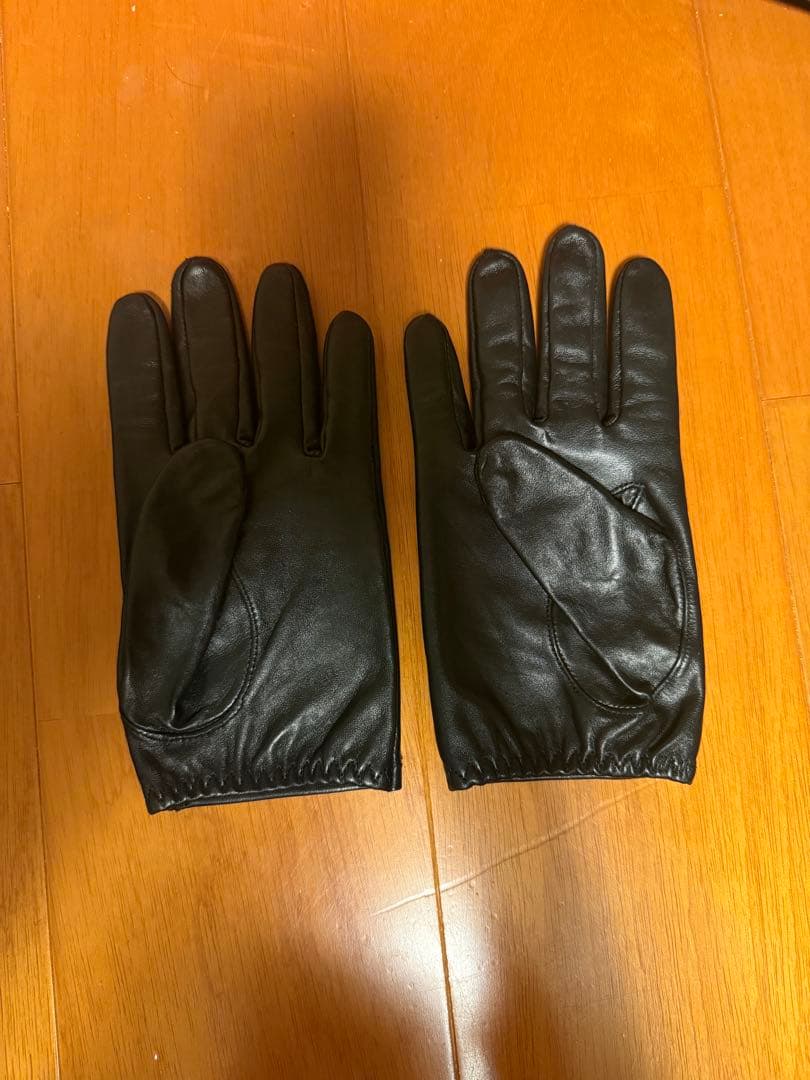 stussy レザー手袋　KEIJU着用