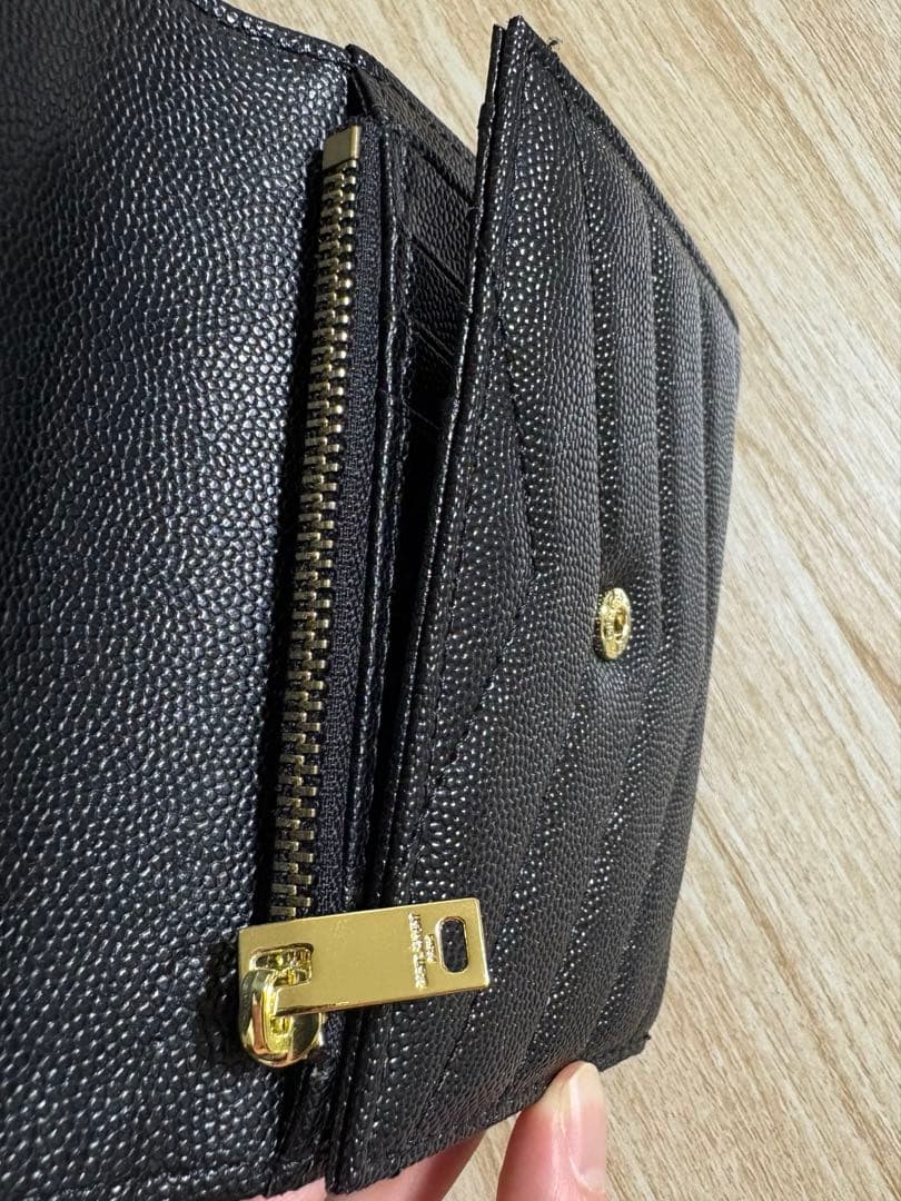 Yves Saint Laurent イブサンローラン カサンドラ 三つ折り財布