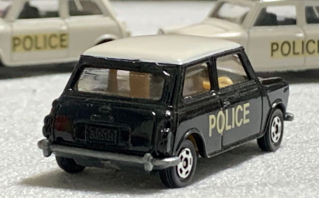 トミカ ミニクーパー トラフィック POLICE 黒/白ルーフ