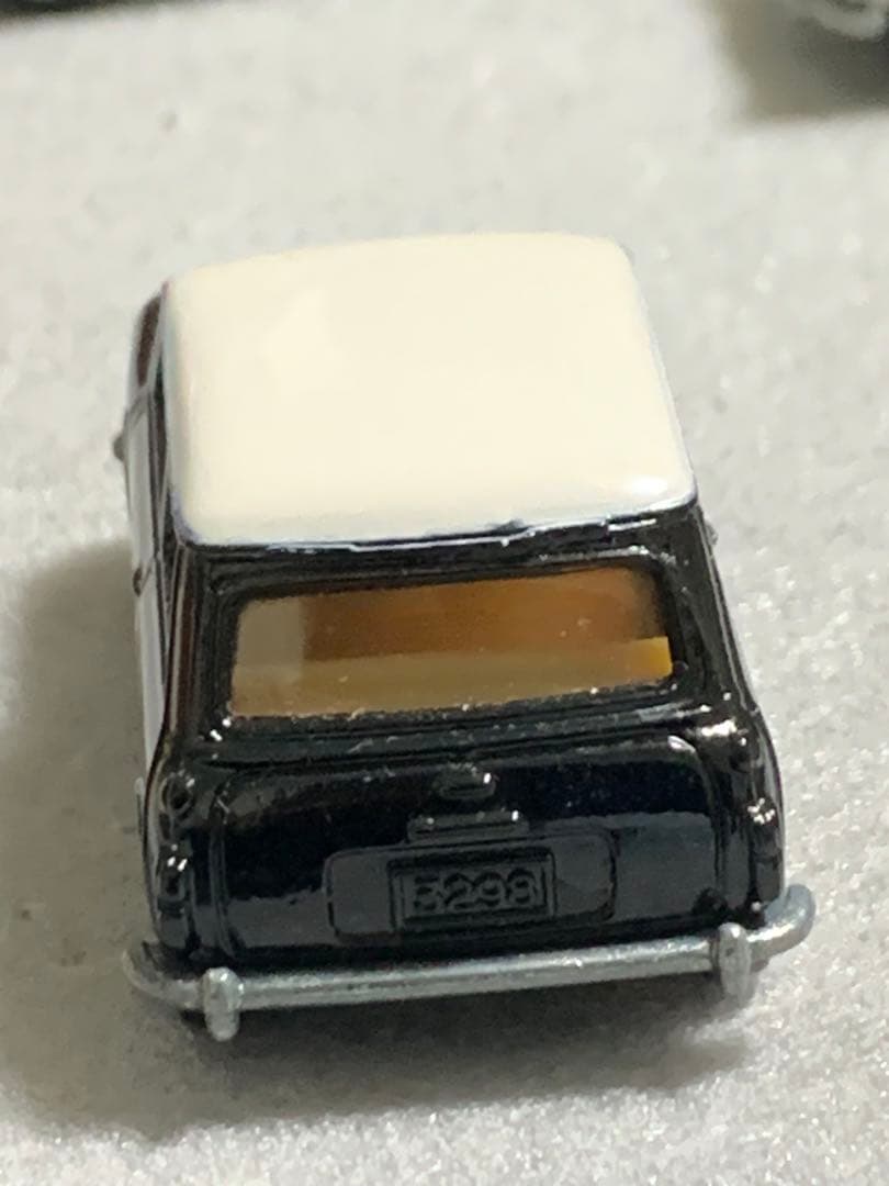 トミカ ミニクーパー トラフィック POLICE 黒/白ルーフ