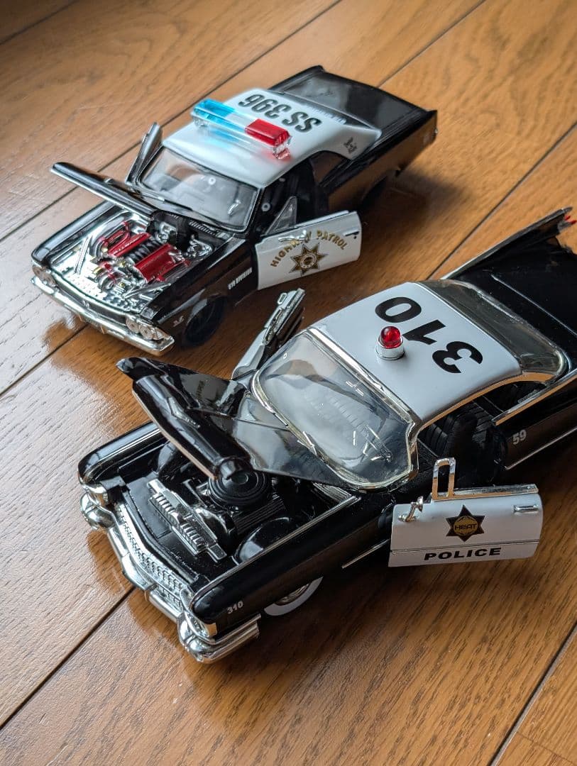 アメ車ミニカー2台 Cadillacなど 1/24 パトカー