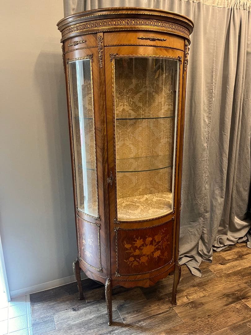 【イタリア製】 ガラスキャビネット ３面ガラス 飾り棚 象嵌細工 猫脚