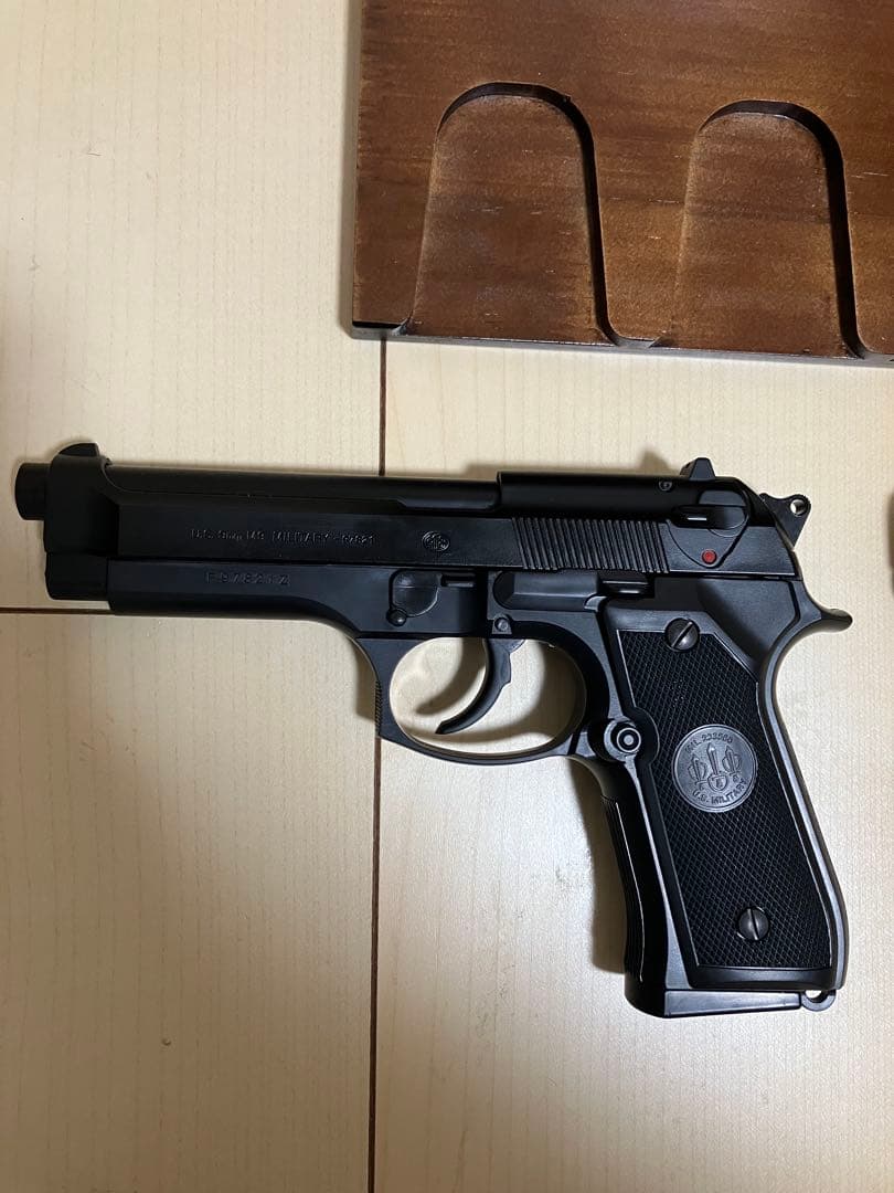 【たかちん】コルトガバメント & ベレッタハンドガンセット&木製スタンド