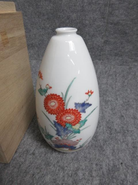 十四代酒井田柿右衛門錦岩菊文一輪生共箱付き [B27424]