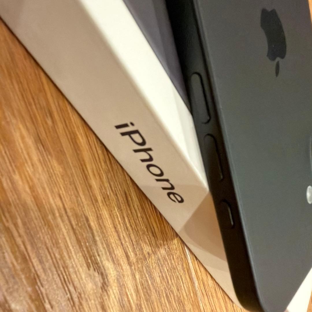 【ほぼ新品】Apple iPhone16 128gbブラック本体 SIMフリー