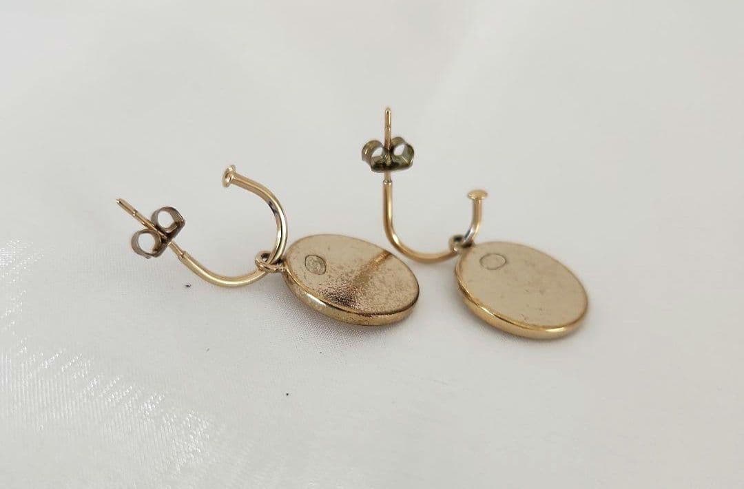 CHANEL ロゴ入りフープピアス ホワイト/ゴールド